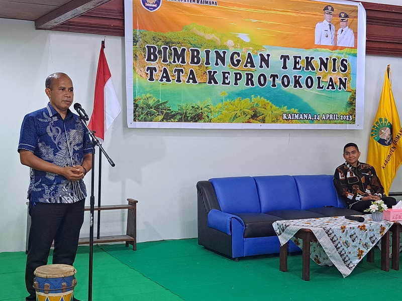 Sekretaris Daerah Drs. Donald R. Wakum Dalam Sambutannya pada Acara Pembukaan Bimtek Tata Keprotokolan di Kaimana Beach Hotel